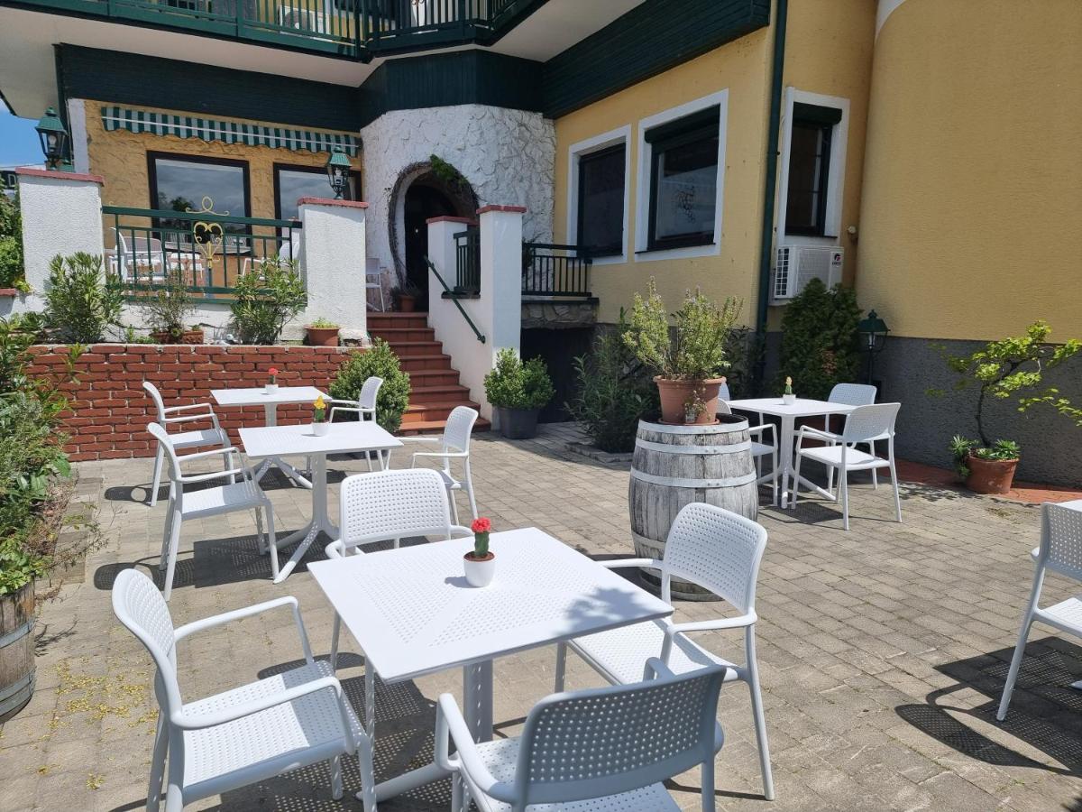 Landgasthof Zur Goldenen Traube Podersdorf am See Buitenkant foto