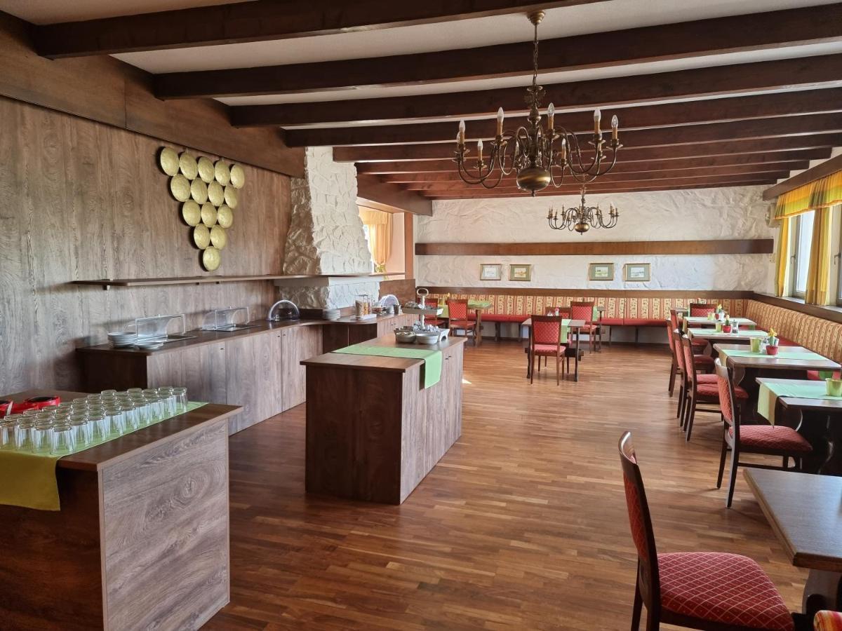 Landgasthof Zur Goldenen Traube Podersdorf am See Buitenkant foto